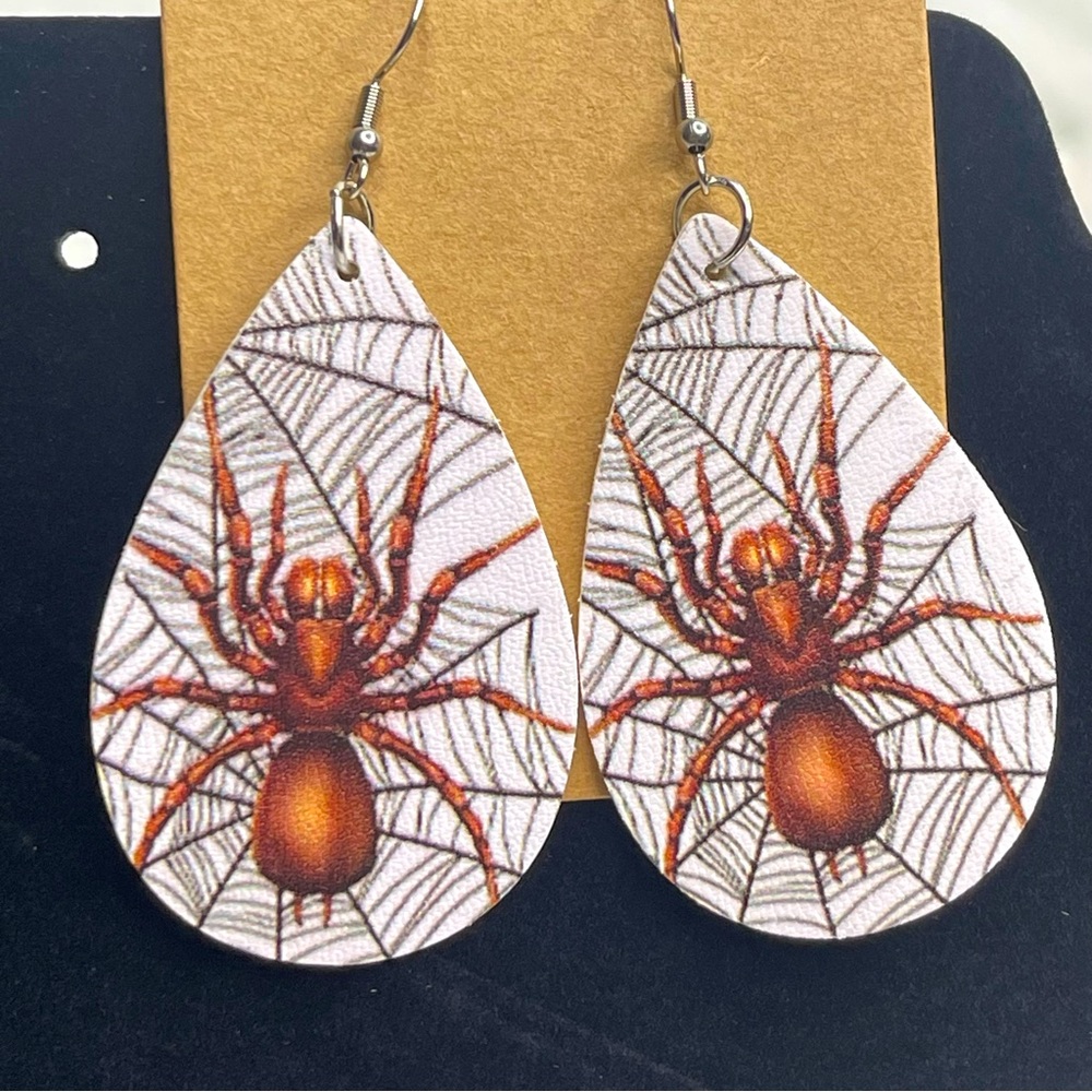 🕷️NWOT brown tarantula, leather hook earrings